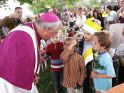 Kindergartenkinder begren den Bischof